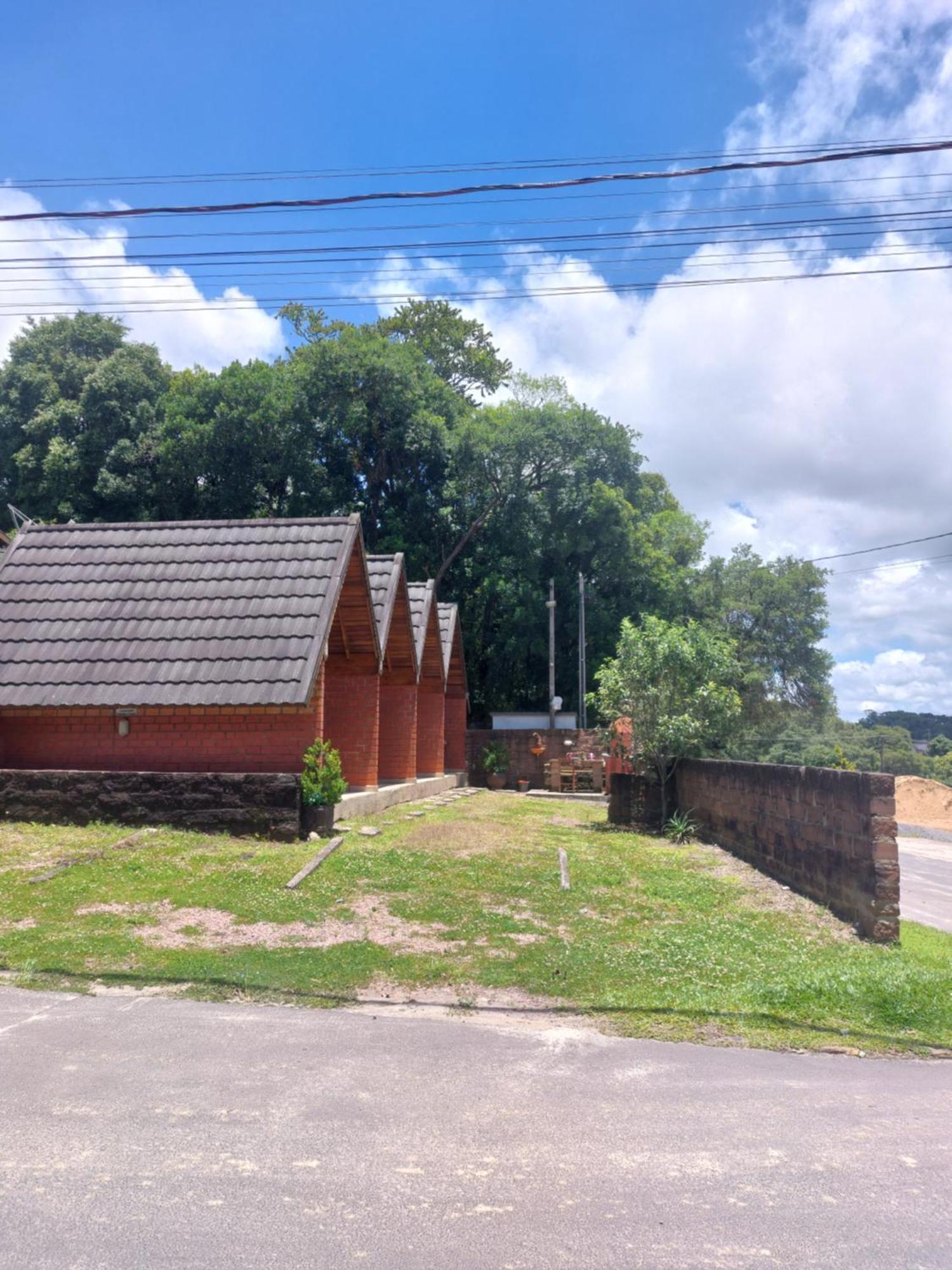 Pequena Pousada Pernottare Estacionamento Frente E Lado Publico Privado Gramado Exterior foto