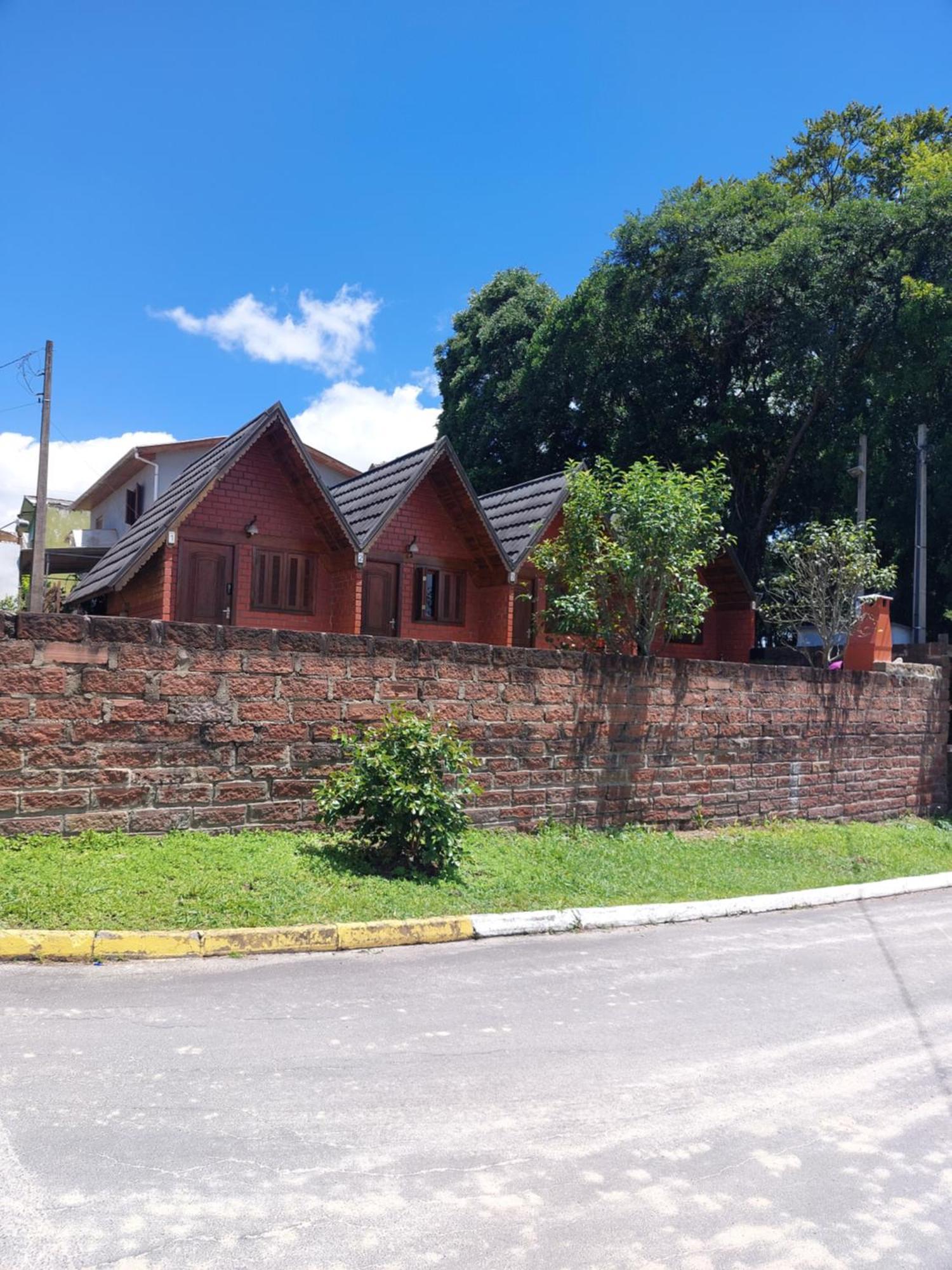 Pequena Pousada Pernottare Estacionamento Frente E Lado Publico Privado Gramado Exterior foto