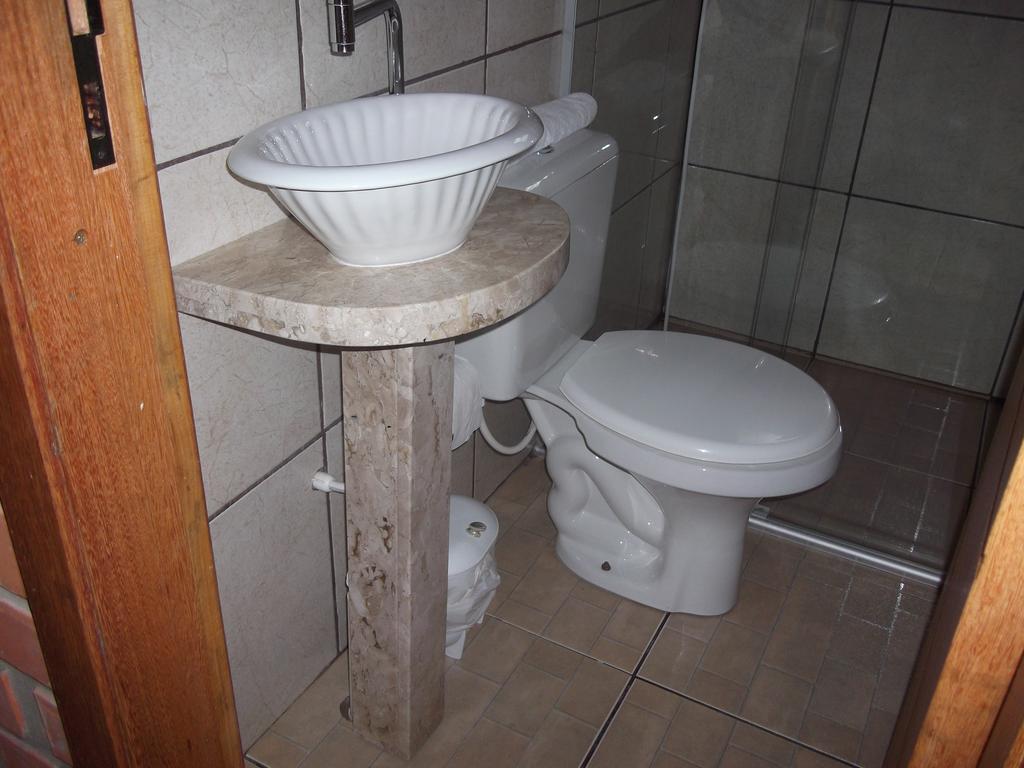Pequena Pousada Pernottare Estacionamento Frente E Lado Publico Privado Gramado Cameră foto